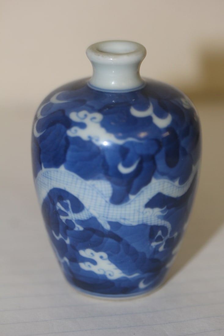 Dragon Motief Porcelain Snuff Bottle - 2