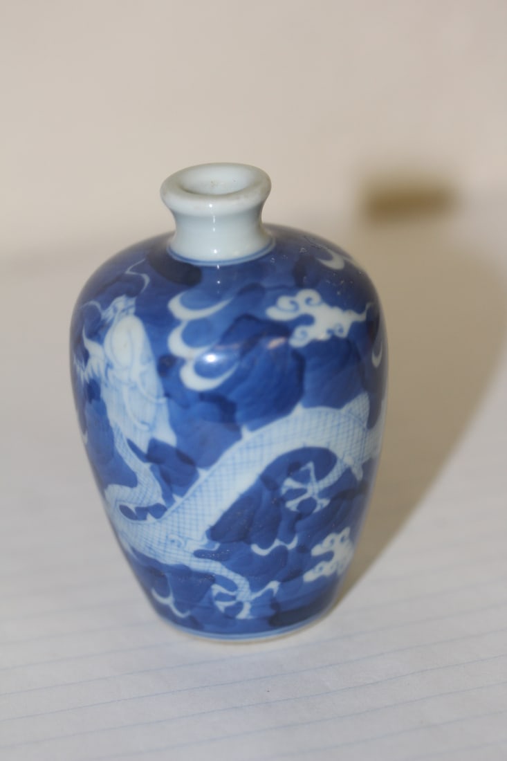 Dragon Motief Porcelain Snuff Bottle - 3