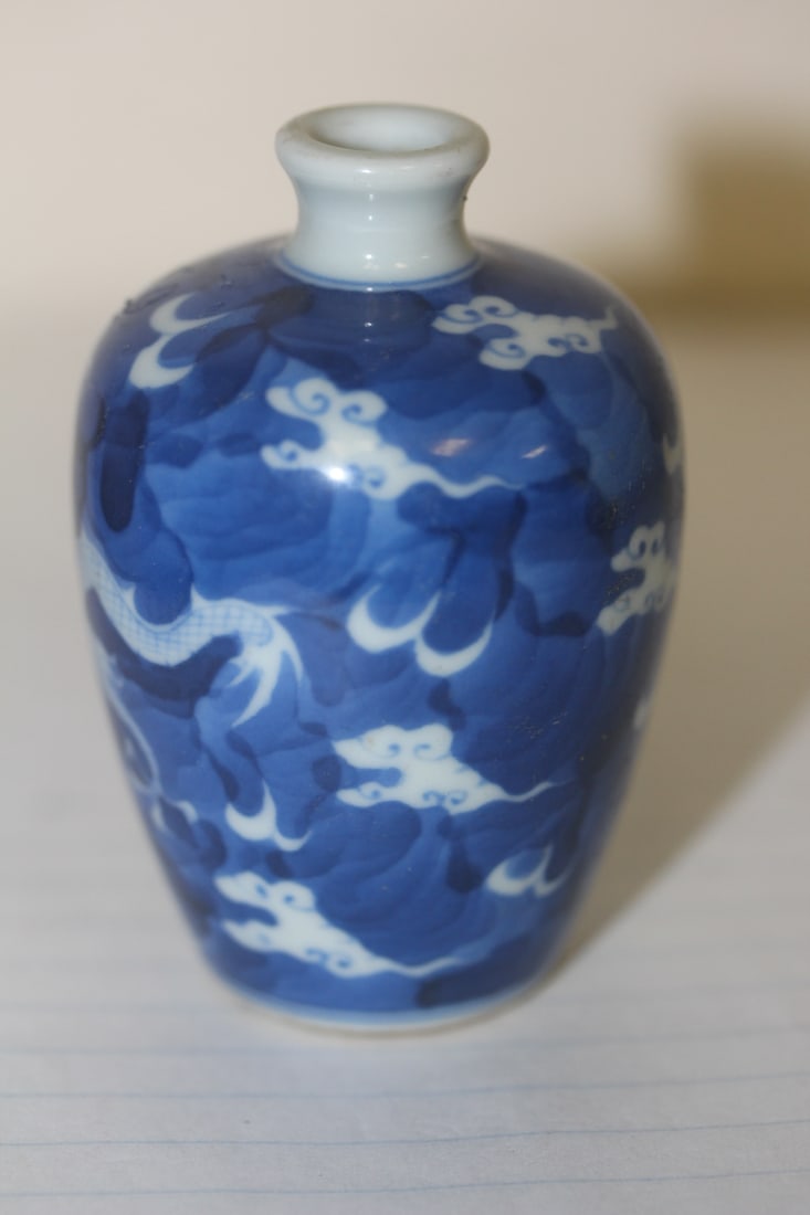 Dragon Motief Porcelain Snuff Bottle - 4