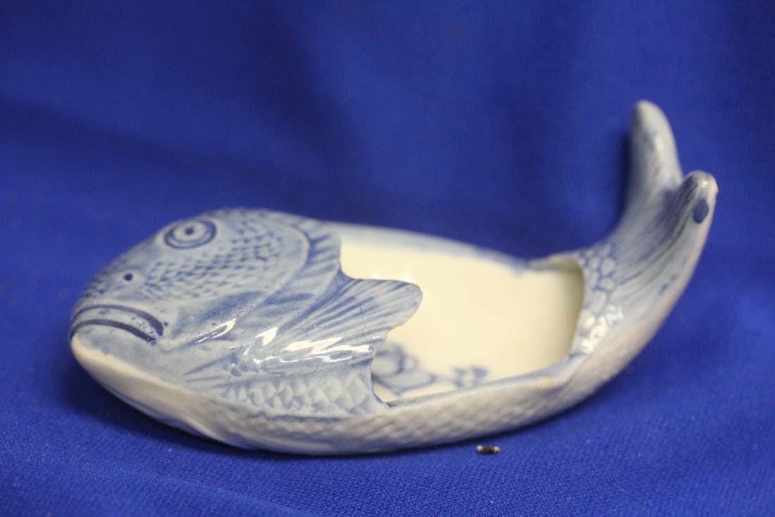 An Antique Japanese Blue and White Fish Plate - 2