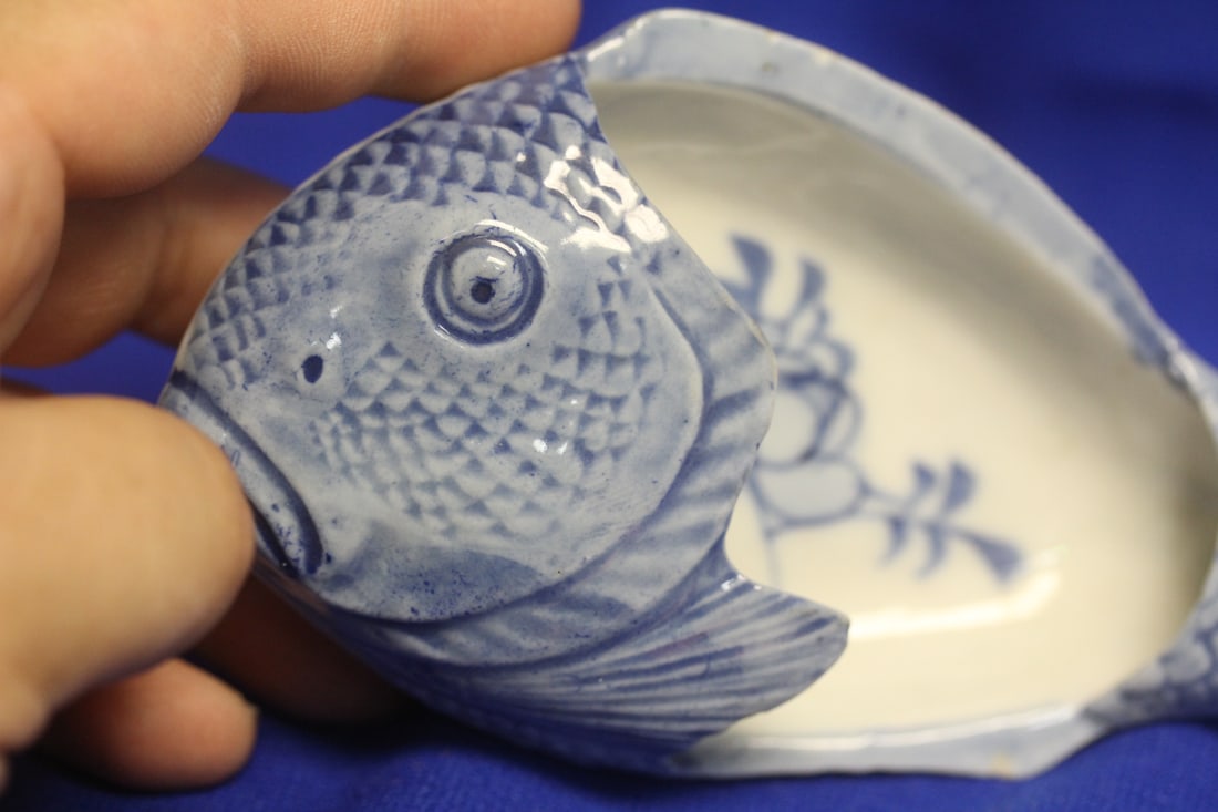 An Antique Japanese Blue and White Fish Plate - 4