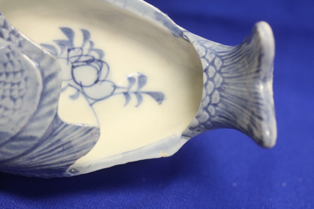 An Antique Japanese Blue and White Fish Plate - 5