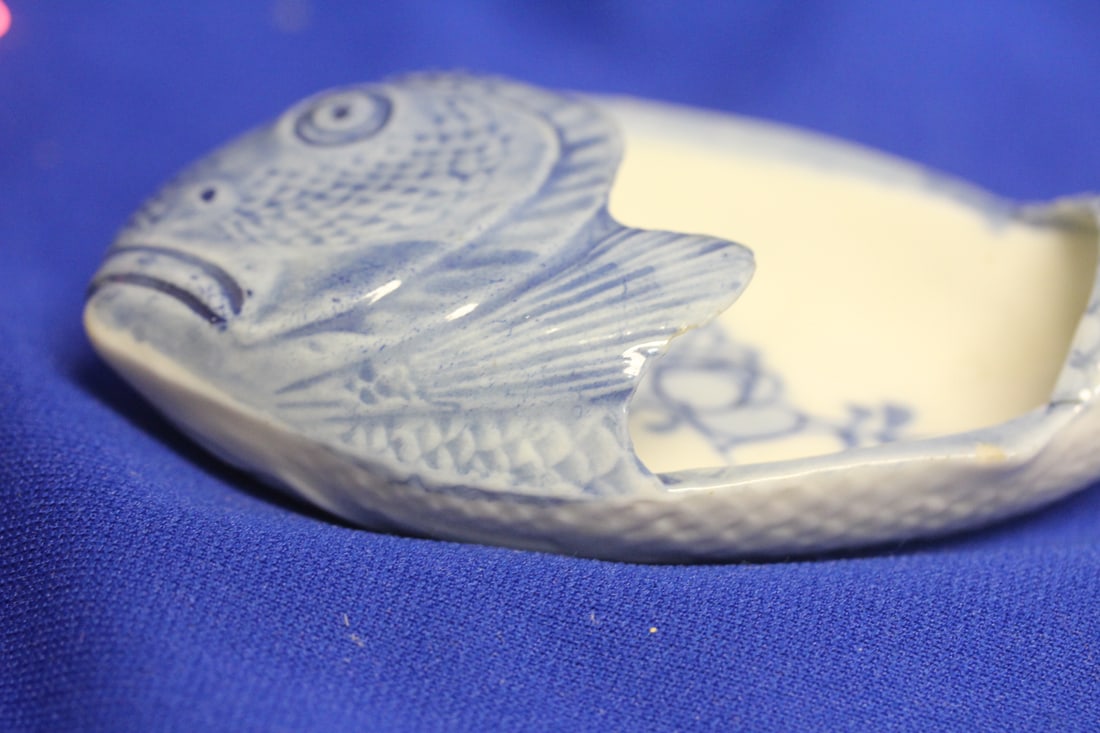 An Antique Japanese Blue and White Fish Plate - 6