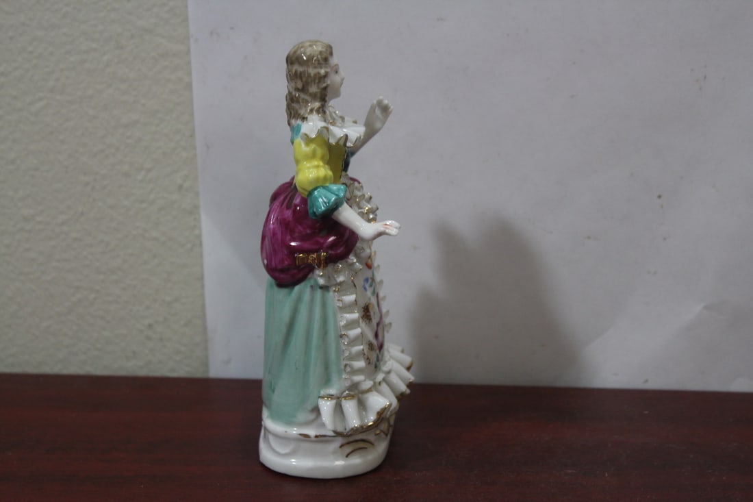 A Vintage Ceramic Figurine - 4