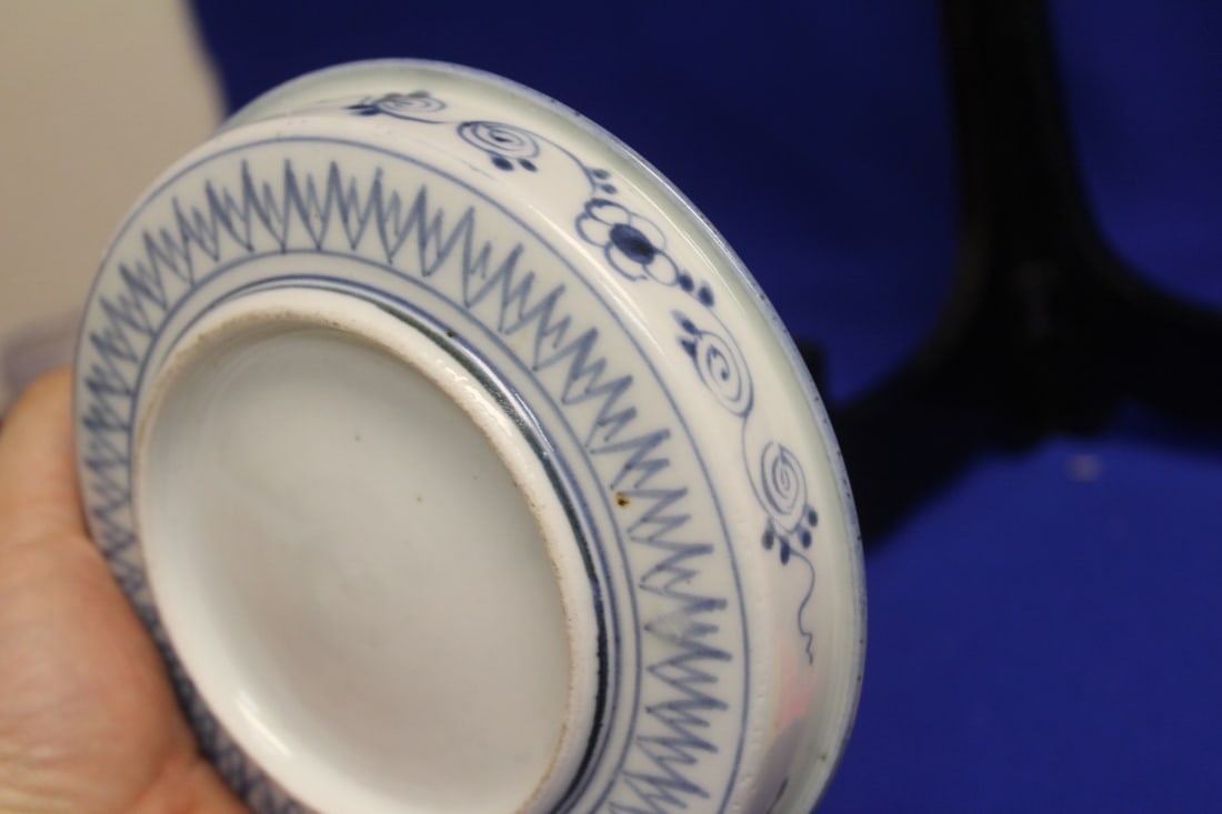 A Blue and White Japanese Round Tray - 8