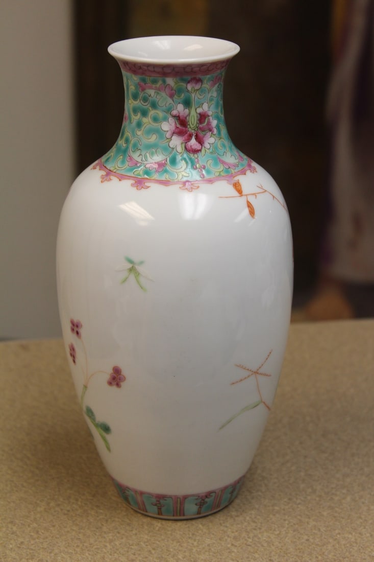 Republic Period Chinese Porcelain Vase - 3