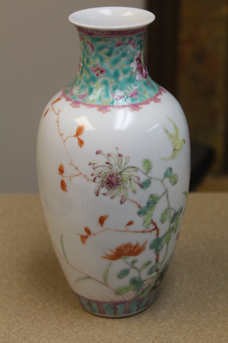 Republic Period Chinese Porcelain Vase - 4