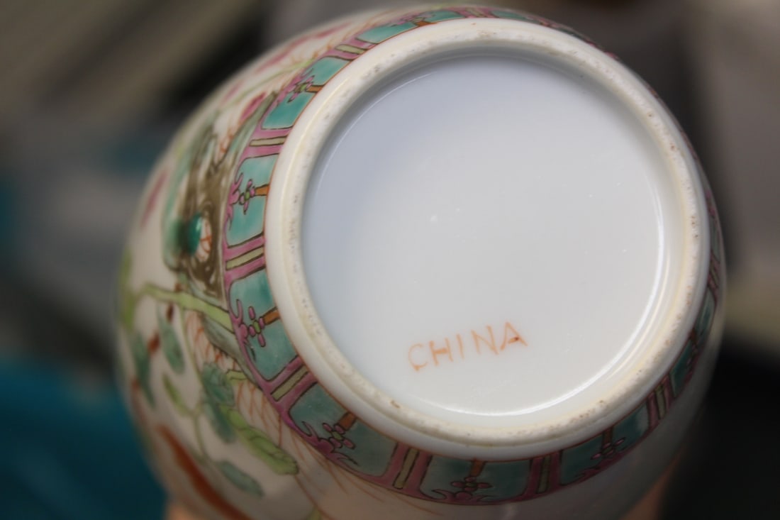 Republic Period Chinese Porcelain Vase - 7