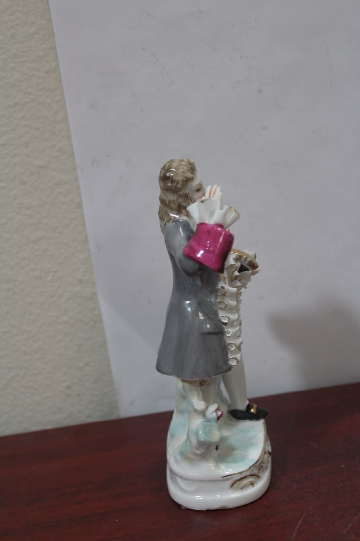 A Vintage Ceramic Figurine - 4