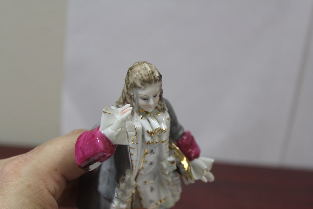 A Vintage Ceramic Figurine - 6