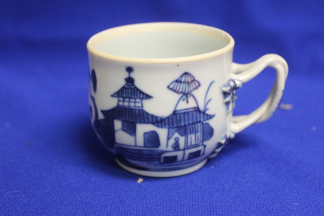 A Blue and White Chinese Export Cup: 19th century - please note: hairline