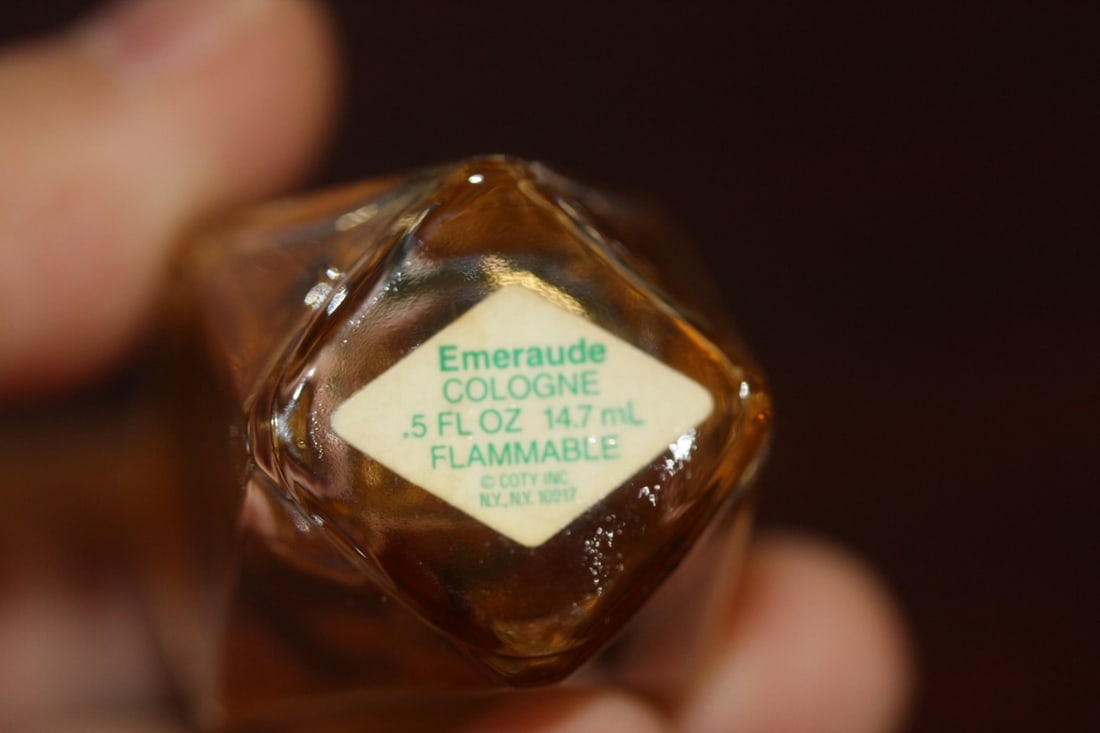 A Vintage Emeraude 1/2oz Parfume Bottle - 4