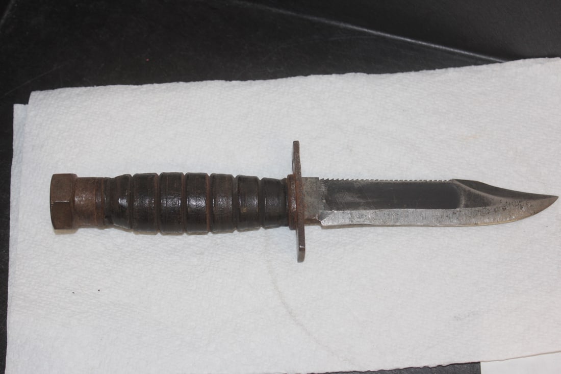 Vintage Jagged Edge Knife: appreared to be old - 9 1/4" long