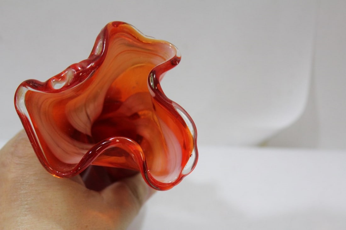 A Small Artglass Vase - 4