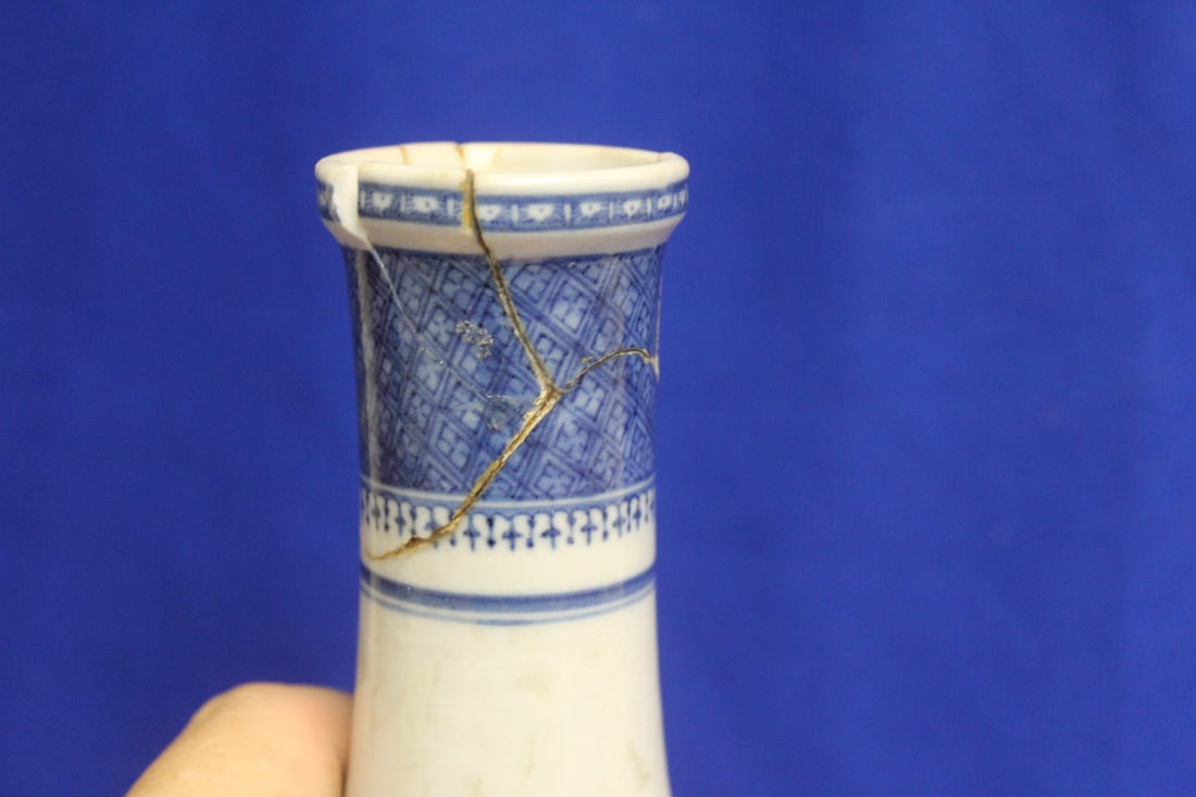 AN Antique Chinese Blue and White Bottle - 3