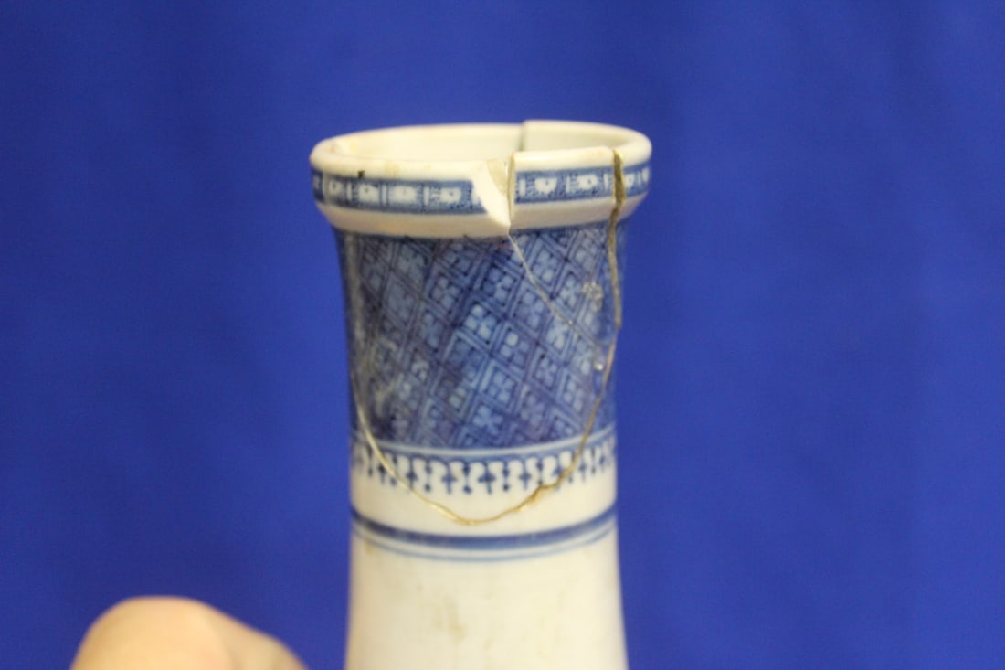AN Antique Chinese Blue and White Bottle - 4