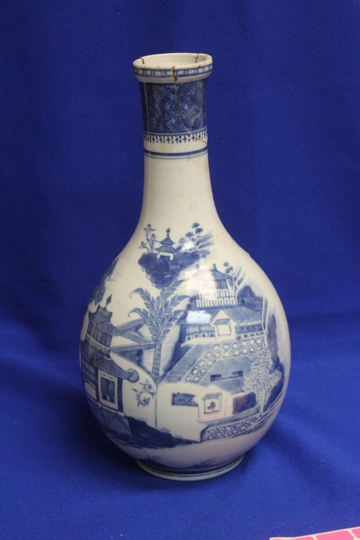 AN Antique Chinese Blue and White Bottle - 5