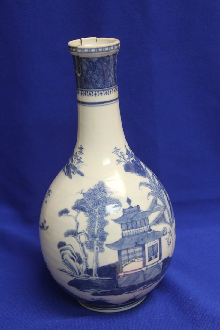 AN Antique Chinese Blue and White Bottle - 6