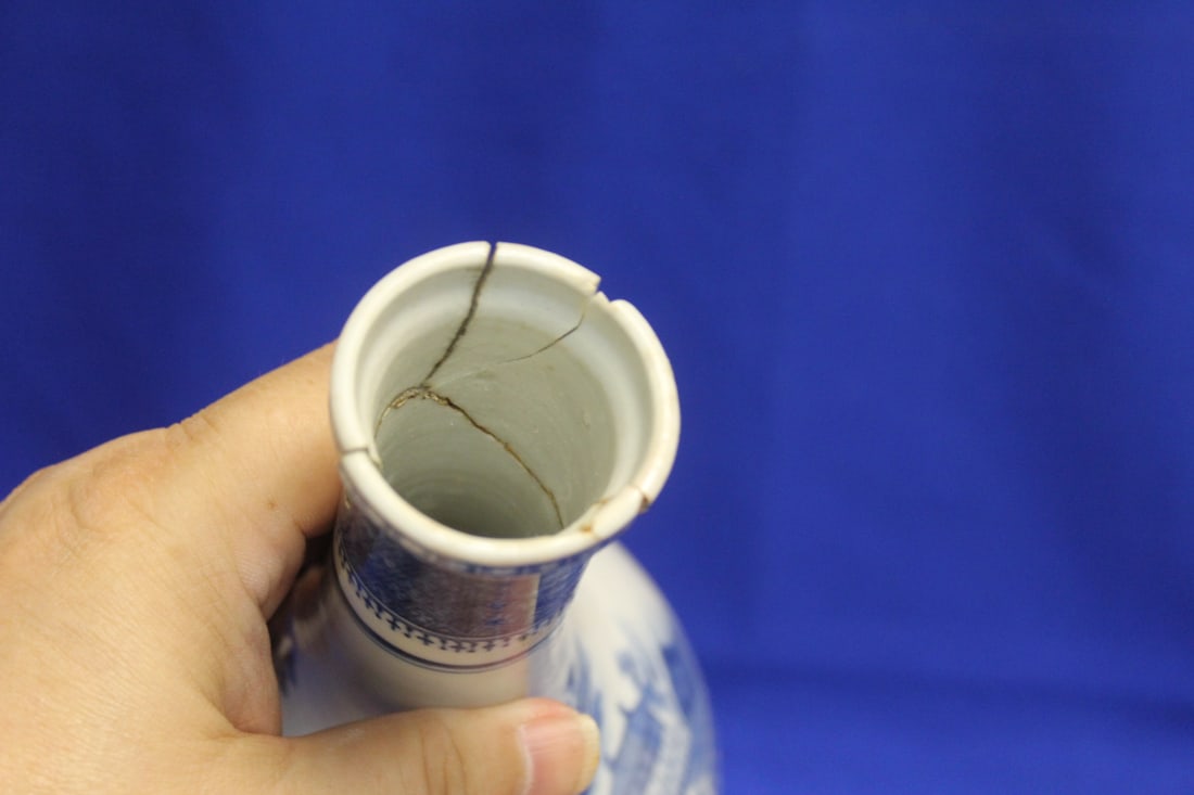 AN Antique Chinese Blue and White Bottle - 7