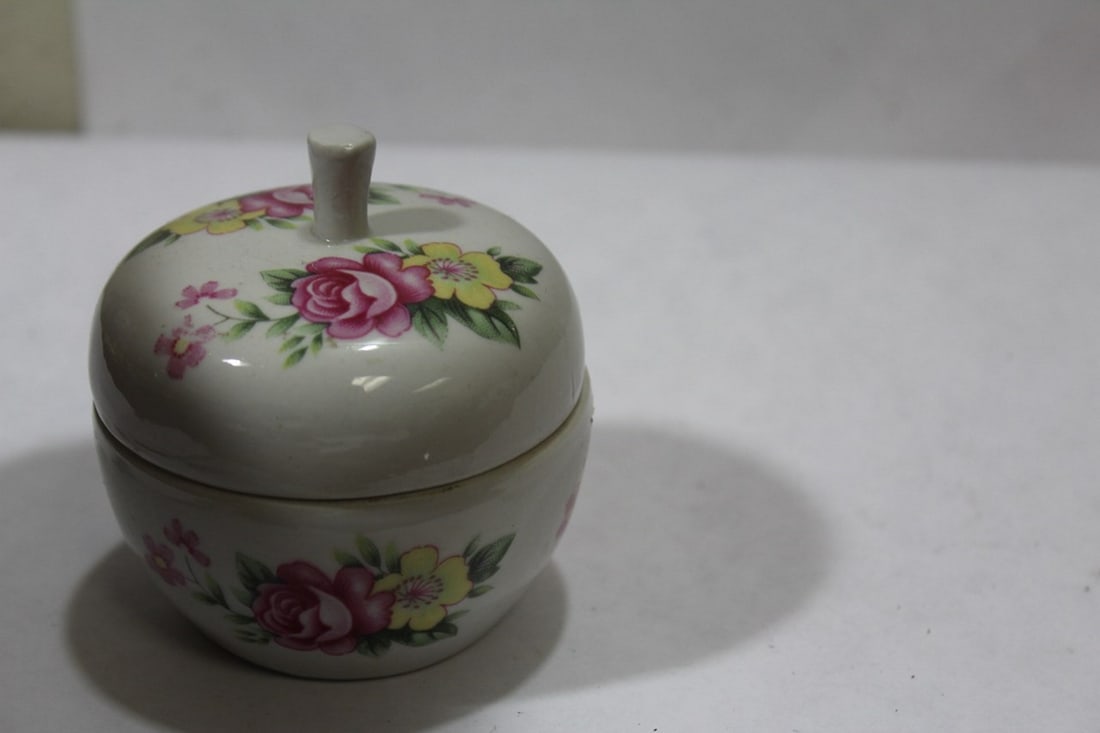 An Apple Form Ceramic Trinket Box - 3