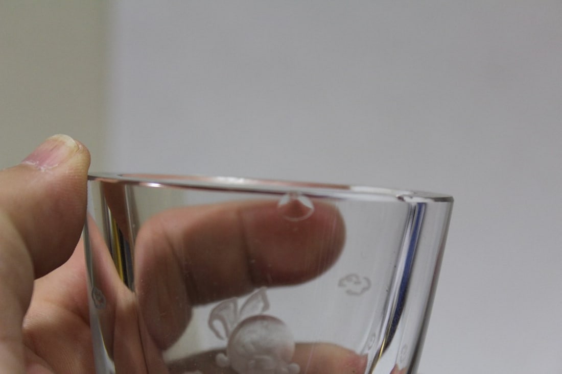 A Lot of Two Small Etched Glass Vases - 2