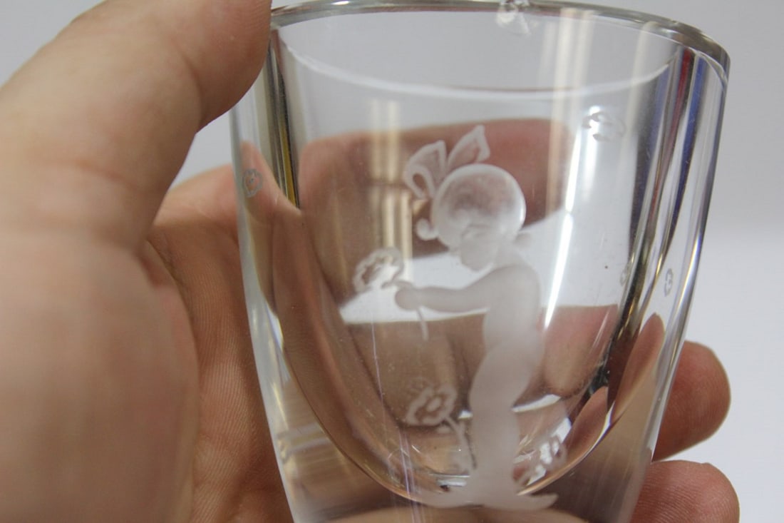 A Lot of Two Small Etched Glass Vases - 3