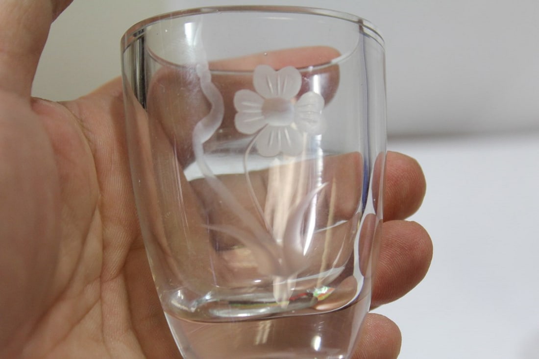 A Lot of Two Small Etched Glass Vases - 5