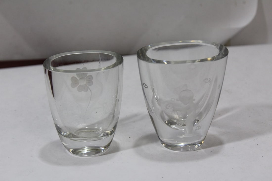 A Lot of Two Small Etched Glass Vases - 7