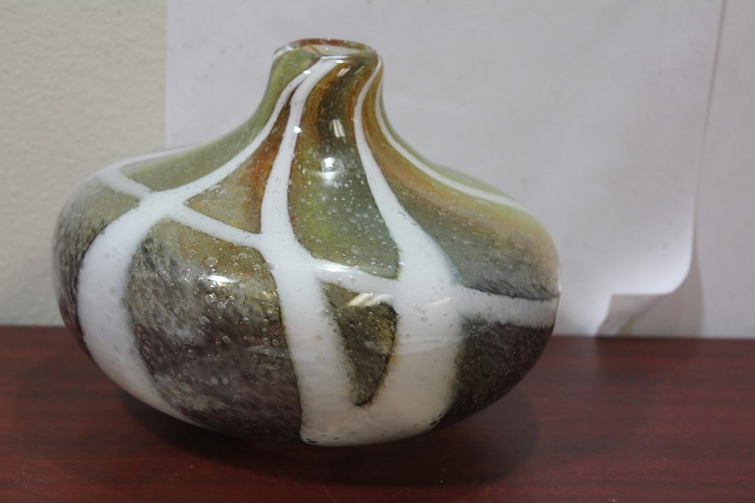 An Artglass Vase: 7 3/8" across