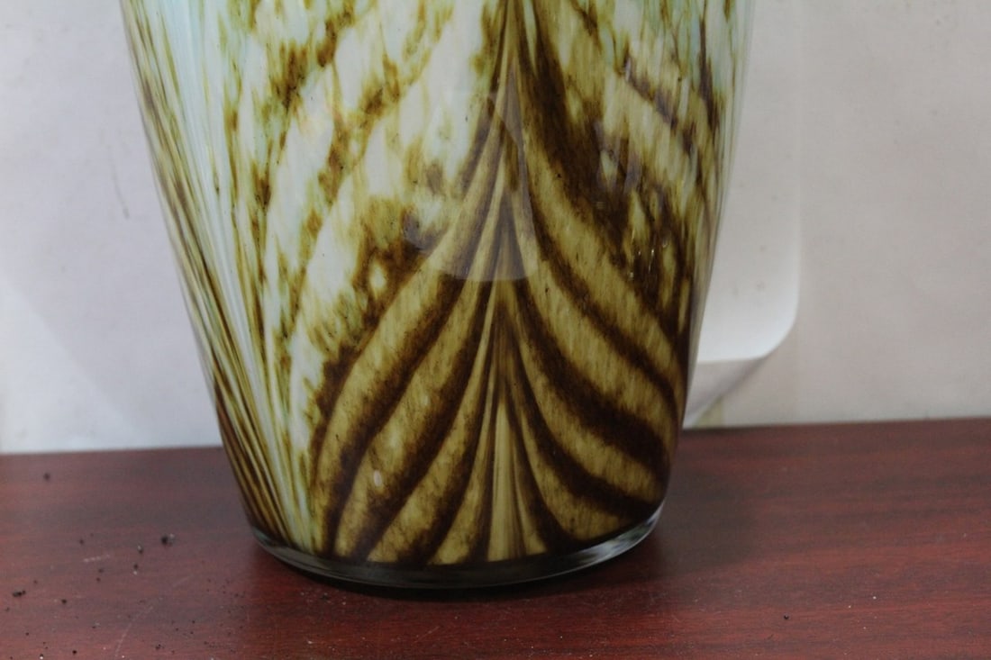 A Monumental Artglass Vase - 2