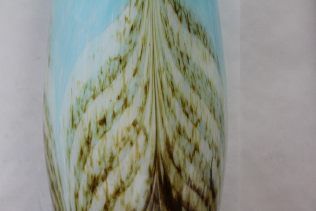 A Monumental Artglass Vase - 3