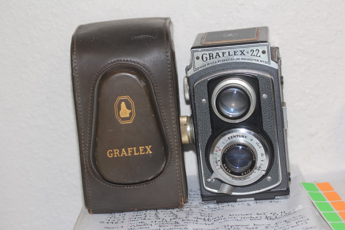 Graflex Twin Lens Camera: please note: not tested to see if works or not