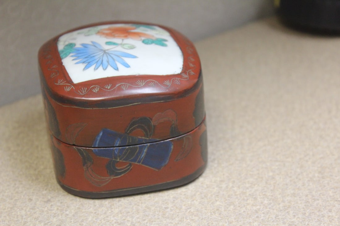 Vintage Chinese Lacquer and Porcelain Box - 3