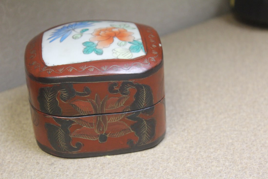 Vintage Chinese Lacquer and Porcelain Box - 4
