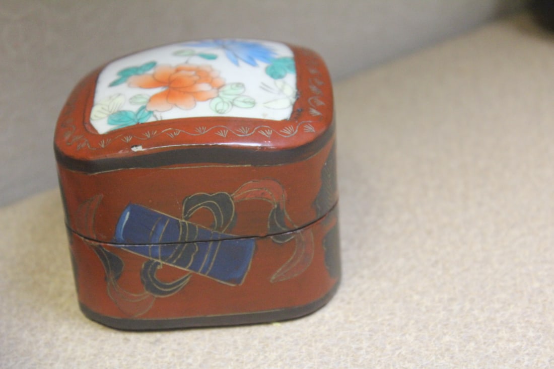 Vintage Chinese Lacquer and Porcelain Box - 5