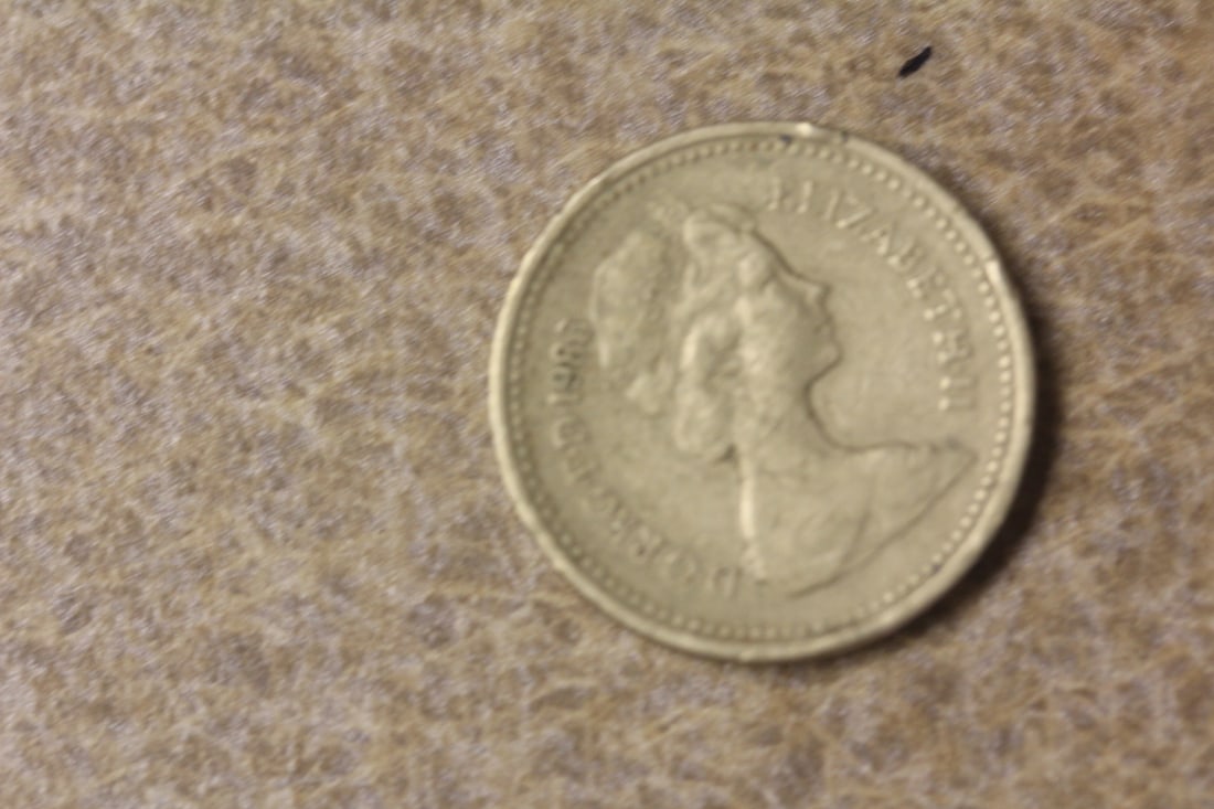 Mint Error 1983 One Pound Coin: Queen Elizabeth coin - writing is upside down