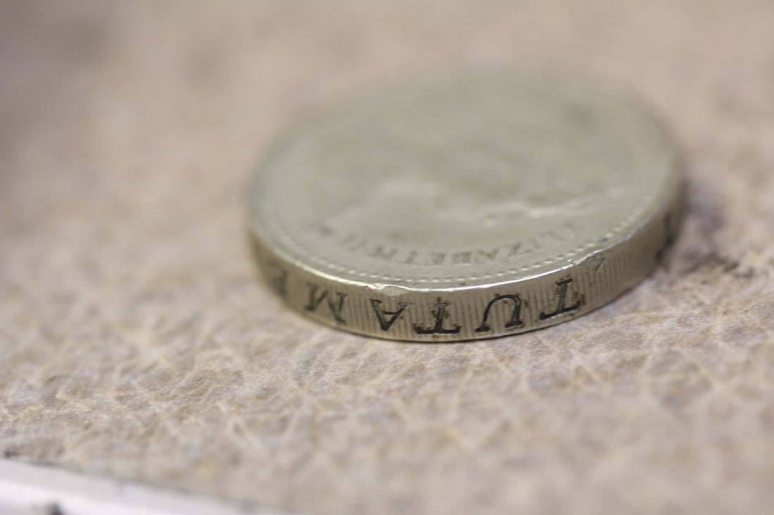 Mint Error 1983 One Pound Coin - 3