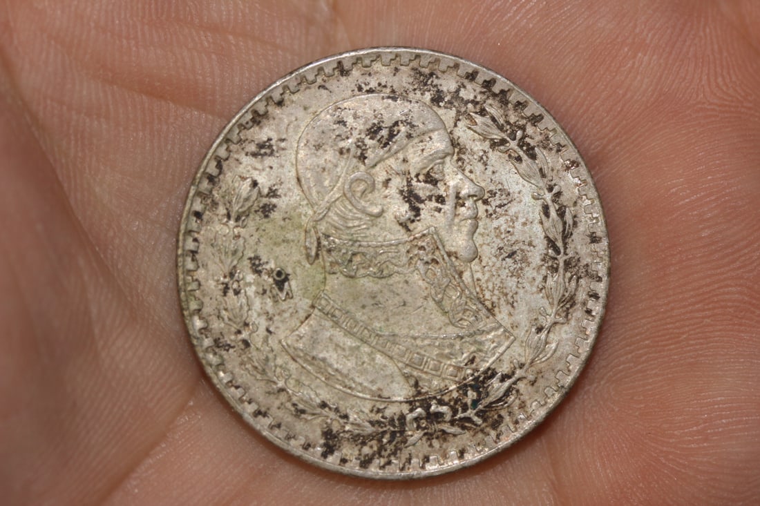 Mexico Un Peso 10% Silver Coin: as shown