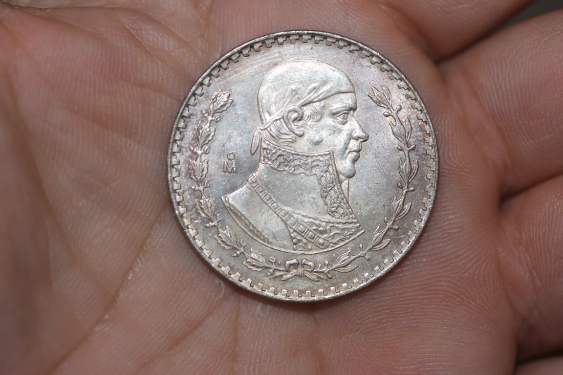 Mexico Un Peso 10% Silver Coin: as shown