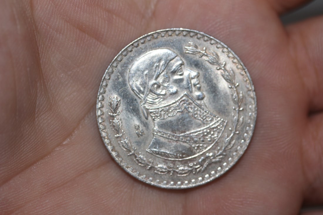 Mexico Un Peso 10% Silver Coin: as shown