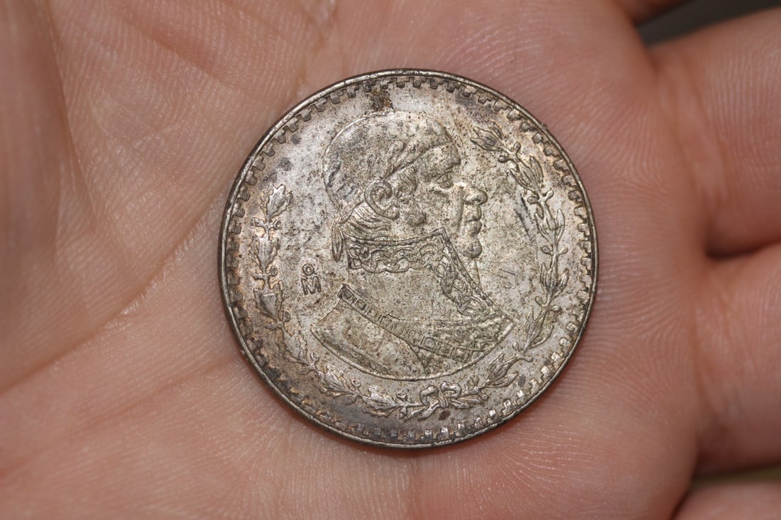Mexico Un Peso 10% Silver Coin: as shown