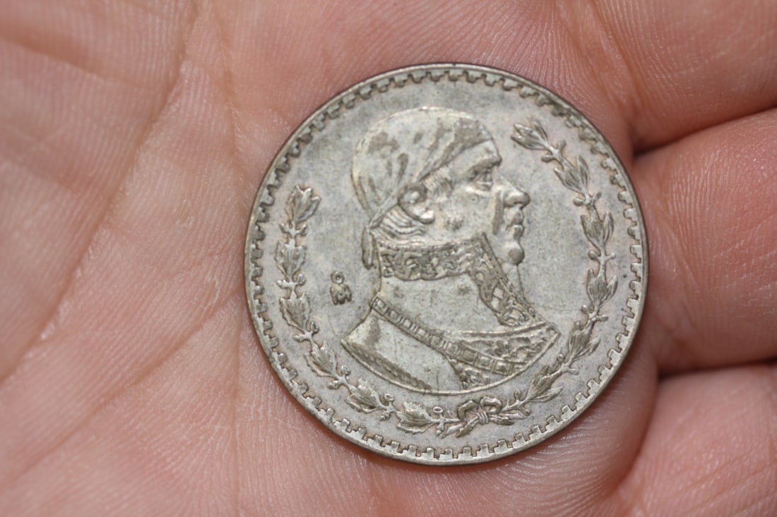 Mexico Un Peso 10% Silver Coin: as shown