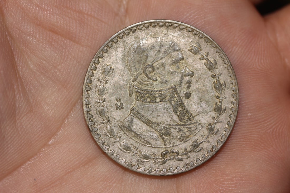 Mexico Un Peso 10% Silver Coin: as shown