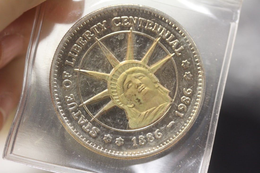 Commemorative Statue of Liberty Coin: or medal - clad