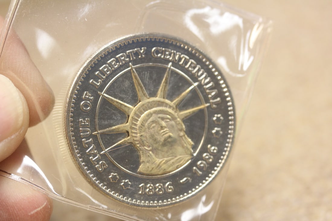 Commemorative Statue of Liberty Coin: or medal - clad