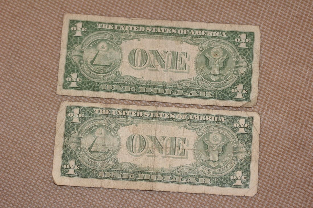 Lot of Two 1935 One Dollar Note - 2