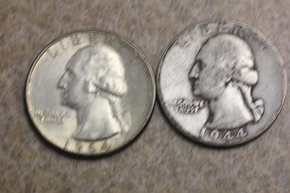 Lot of 2 Silver Washington Quarters: as shown