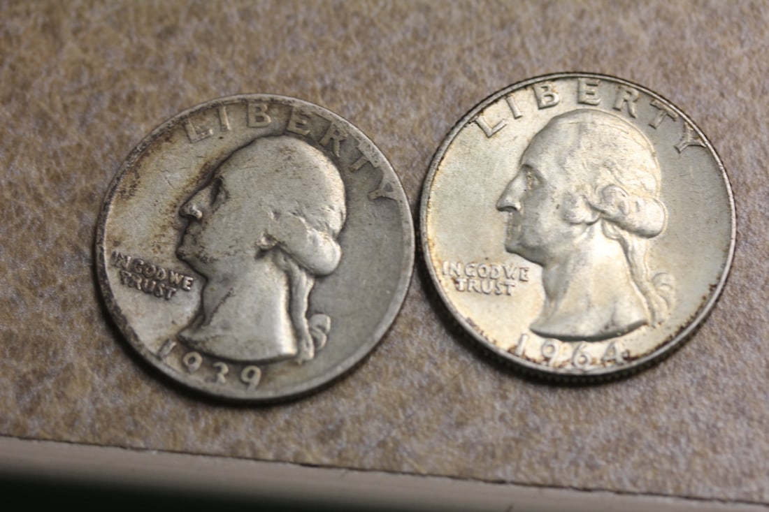 Lot of 2 Silver Washington Quarters: as shown
