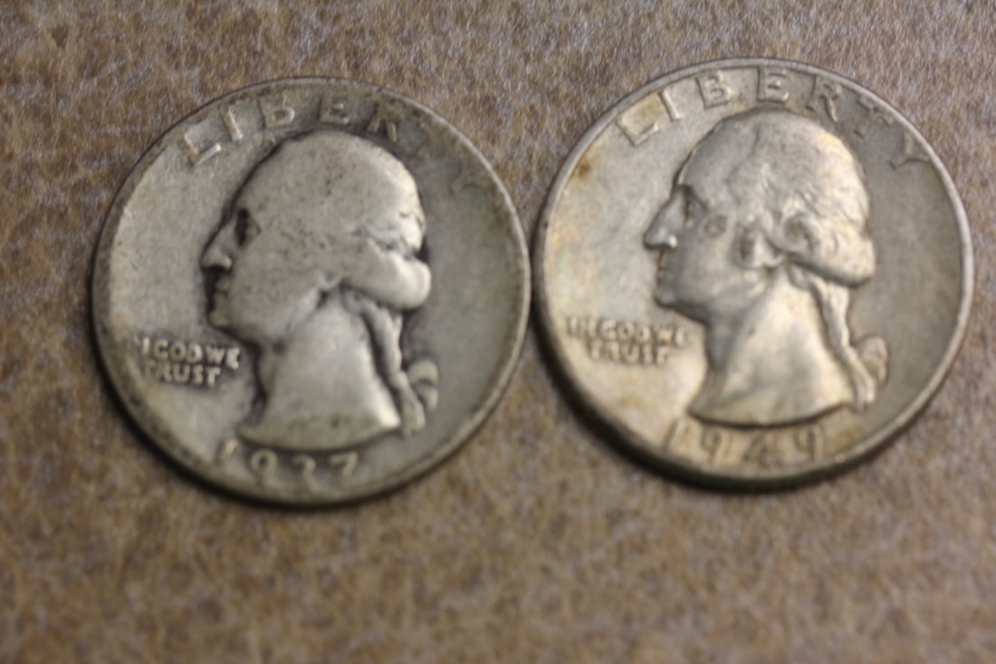 Lot of 2 Silver Washington Quarters: as shown