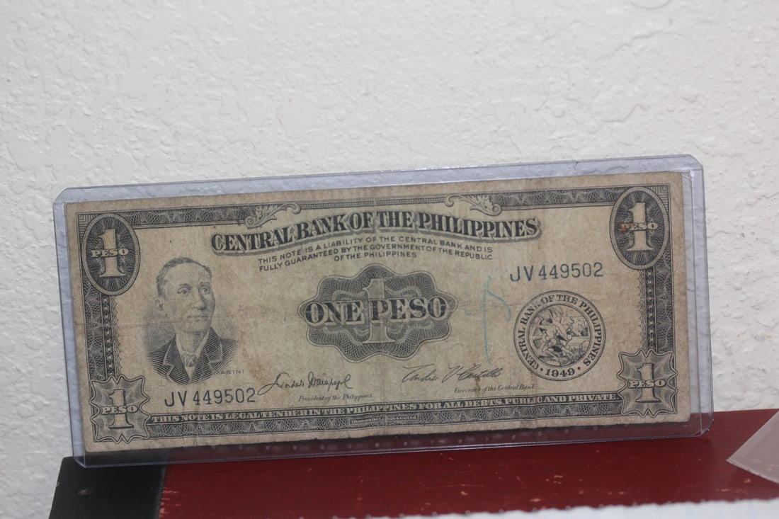 1940's Phillipine One Peso Note (1 of 2)